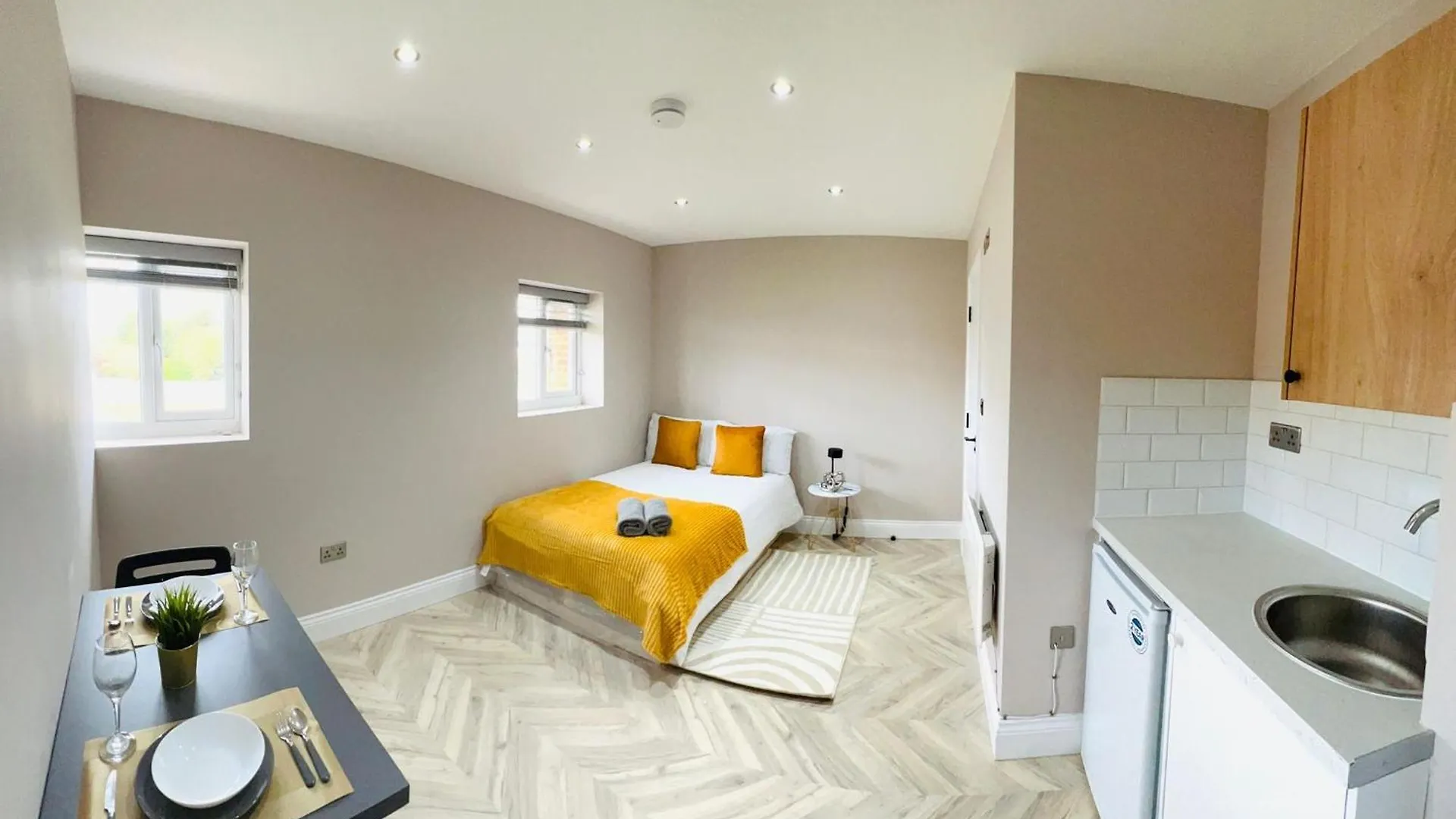 Guest house London Heathrow Airport Top Studios Only 5 Mins To Airport West Drayton  United Kingdom