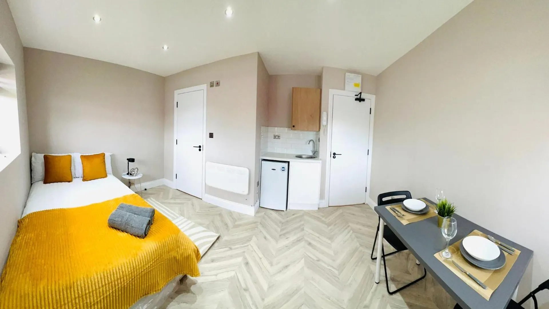 London Heathrow Airport Top Studios Only 5 Mins To Airport West Drayton  0*, West Drayton (Middlesex)