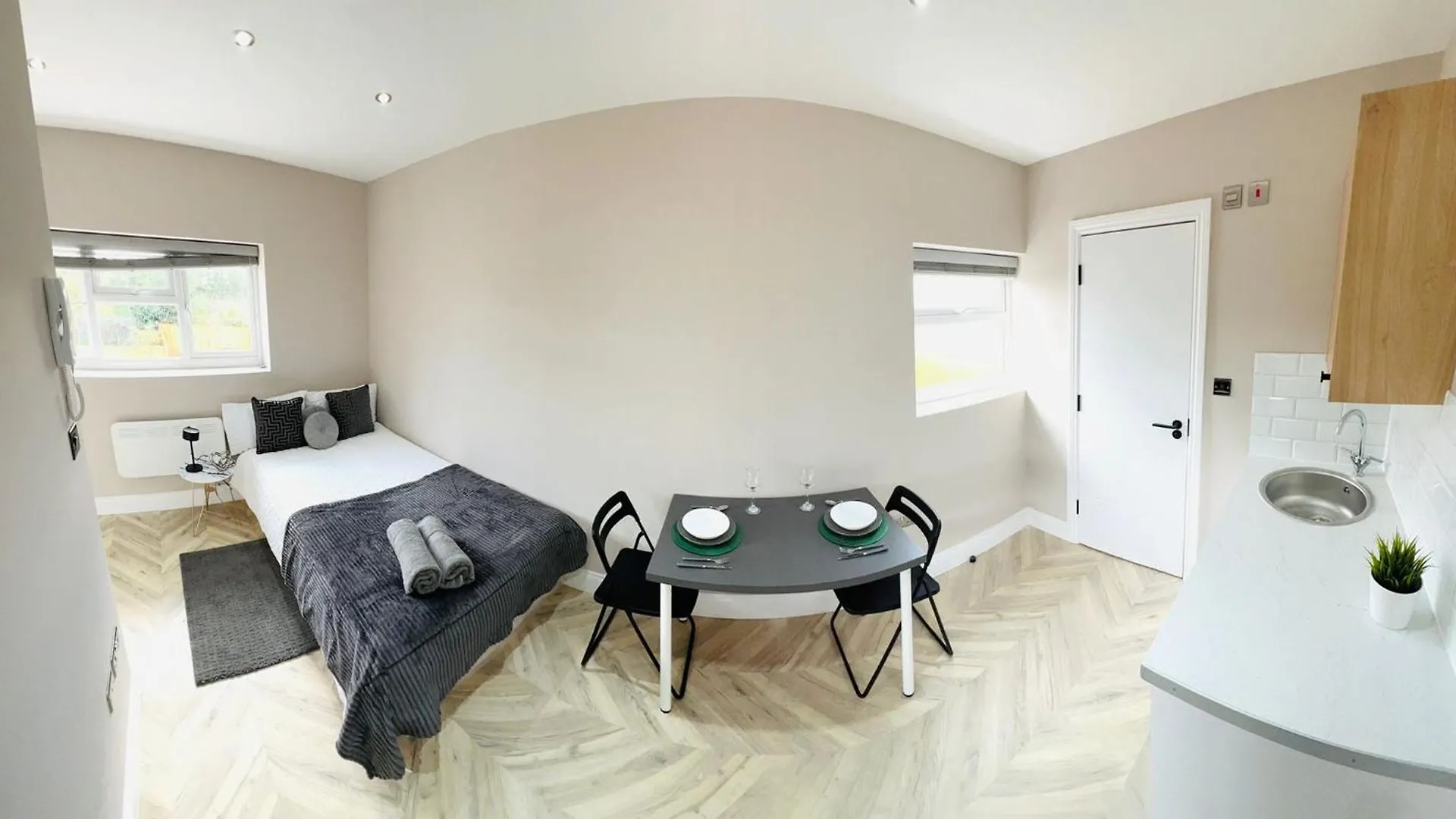 Guest house London Heathrow Airport Top Studios Only 5 Mins To Airport West Drayton