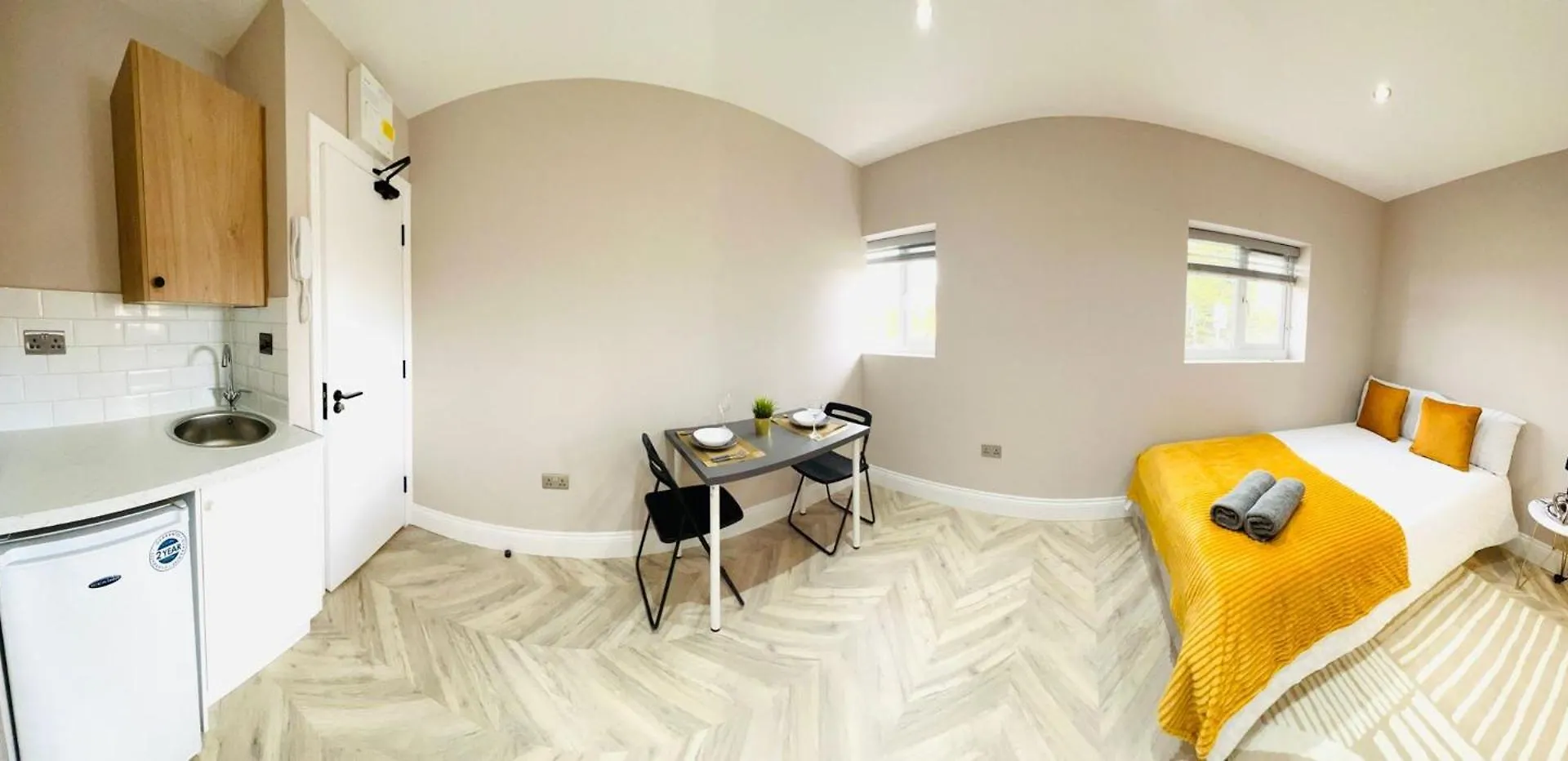 Guest house London Heathrow Airport Top Studios Only 5 Mins To Airport West Drayton  United Kingdom