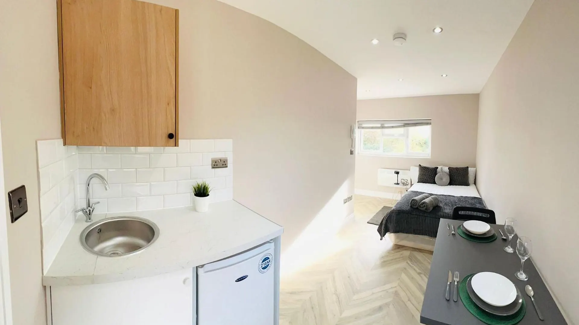 Guest house London Heathrow Airport Top Studios Only 5 Mins To Airport West Drayton