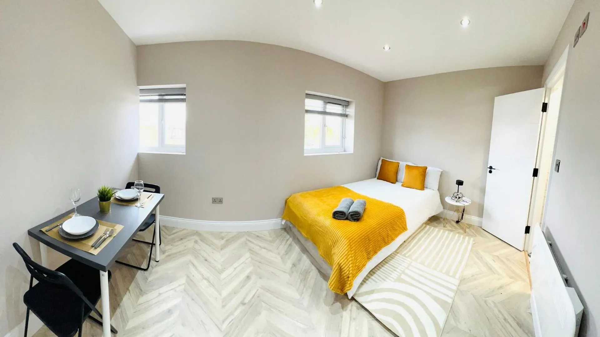 Guest house London Heathrow Airport Top Studios Only 5 Mins To Airport West Drayton