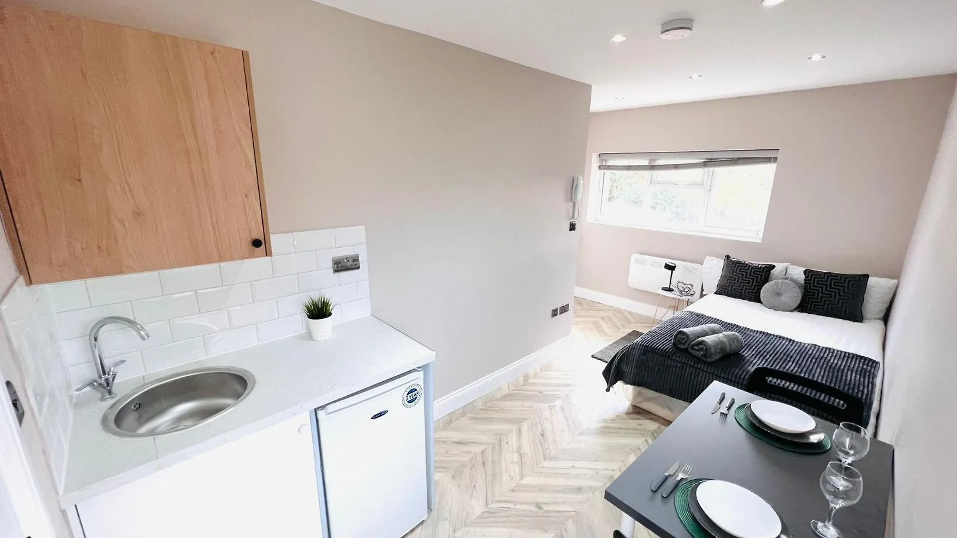London Heathrow Airport Top Studios Only 5 Mins To Airport West Drayton  Guest house West Drayton (Middlesex)