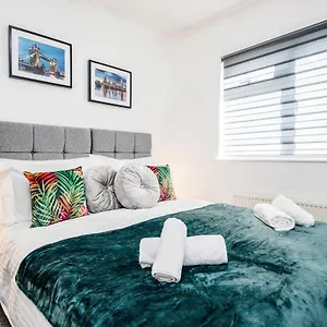  Holiday home Heathrow 2-bedroom Maisonette With Parking