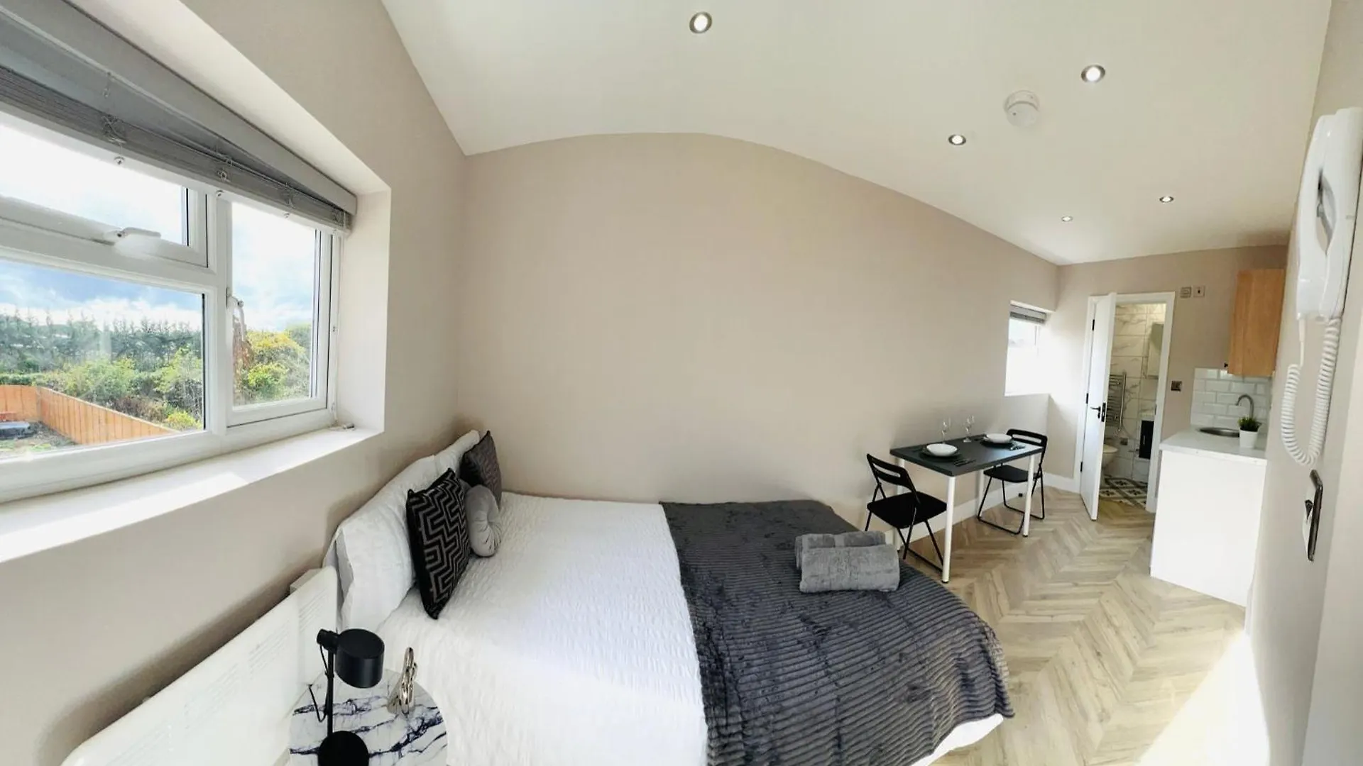 London Heathrow Airport Top Studios Only 5 Mins To Airport West Drayton  Guest house West Drayton (Middlesex)