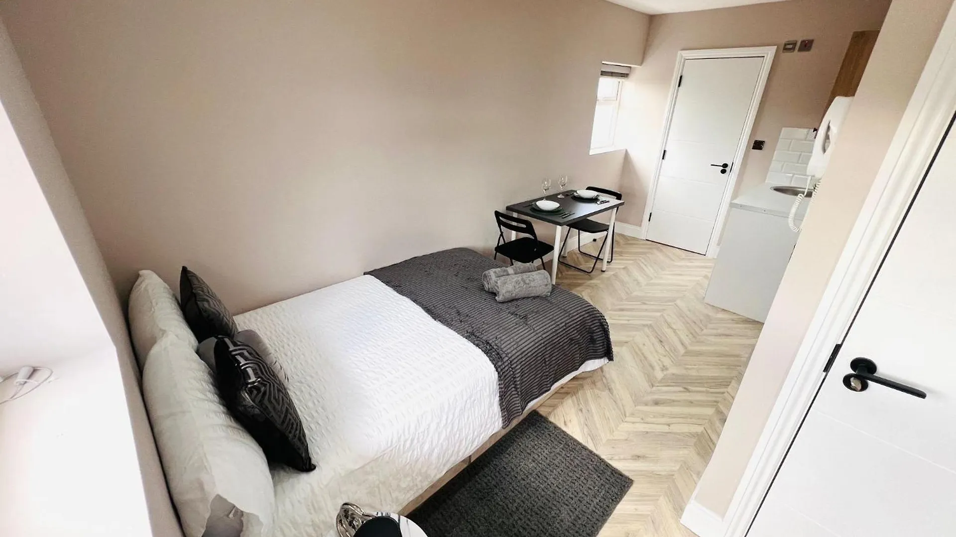 London Heathrow Airport Top Studios Only 5 Mins To Airport West Drayton  0*, West Drayton (Middlesex) United Kingdom