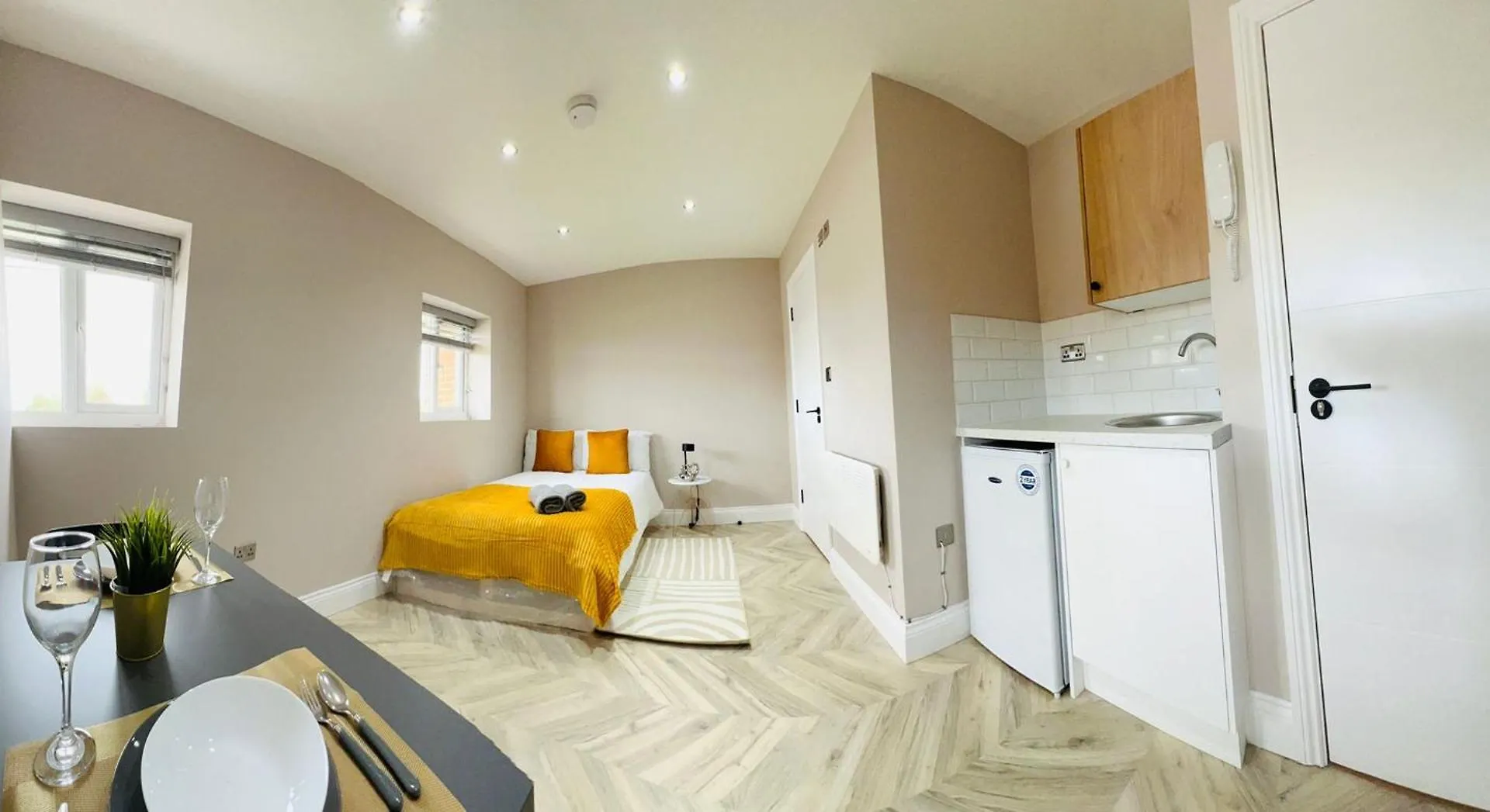 London Heathrow Airport Top Studios Only 5 Mins To Airport West Drayton  Guest house West Drayton (Middlesex)